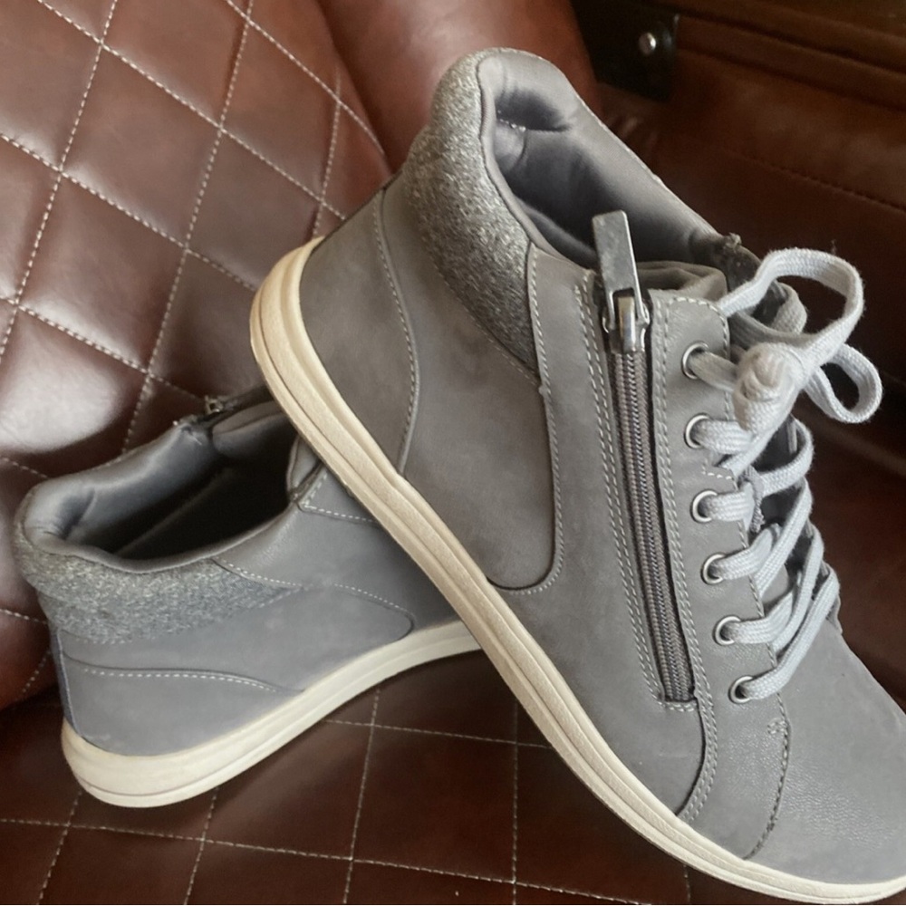 Dark grey Clarks Cloudsteppers sneakers